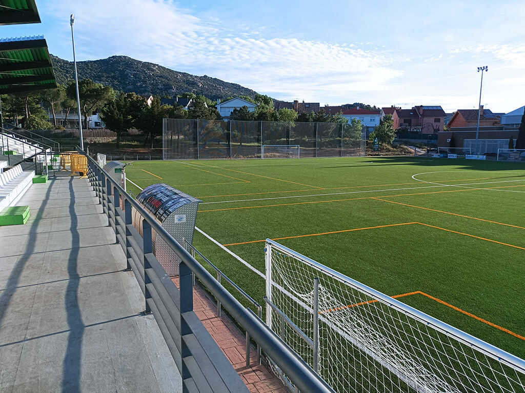 Nuevo pavimento de césped artificial para el campo de fútbol de Hoyo de Manzanares, Madrid