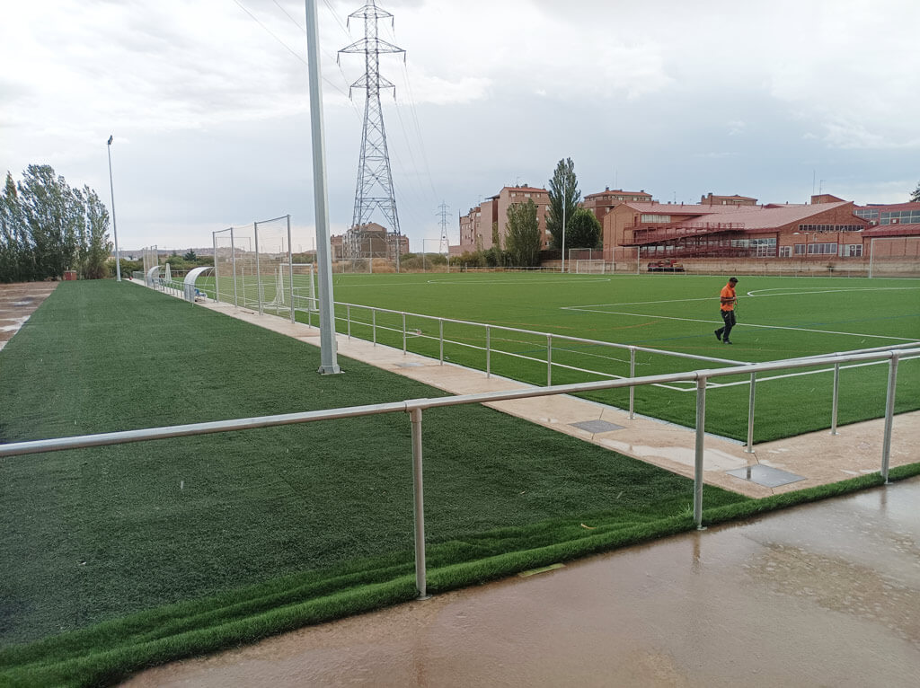 Obras de suministro e instalación de césped artificial en el Campo de Fútbol Municipal Angel de Vicente en Lardero, La Rioja Image