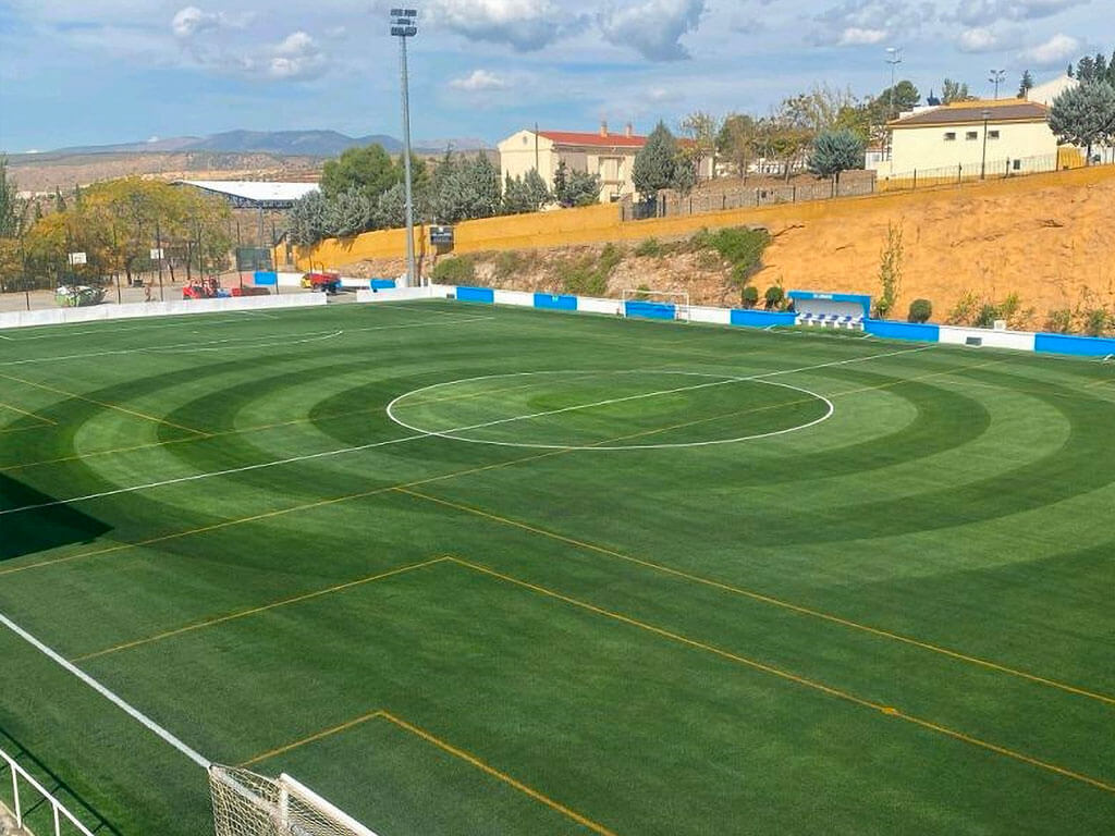Obras de Suministro, Instalación y Mantenimiento de Césped Artificial para el Campo de Fútbol Municipal “Manuel Robles” en Monachil, Granada