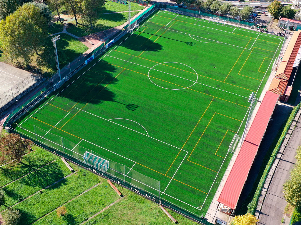 Suministro e instalación de césped artificial en Campo de Fútbol de La Marzaniella en Corvera, Asturias