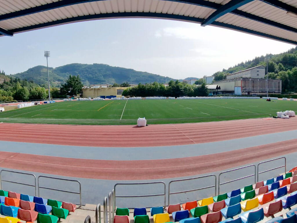 Obras de suministro e instalación del césped artificial del Campo de Rugby de Mojategi en Mondragón, Guipúzcoa