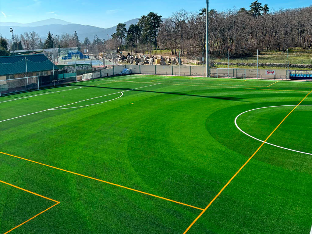 Nuevo césped artificial del Campo de Fútbol Pablo Alejandro Simal, en el Real Sitio de San Ildefonso de Segovia Image