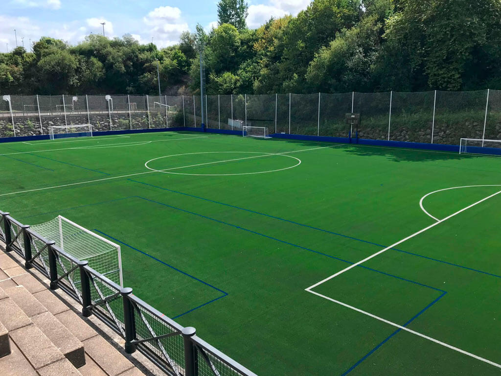 Obras renovación del césped artificial del Campo de Fútbol de Artía, con perspectiva medio ambiental