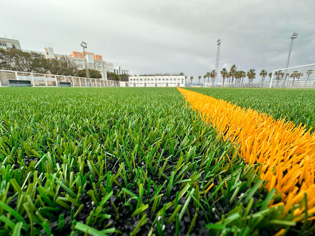 Obras de sustitución de césped en campo de fútbol Pedro Fernández en Cádiz. Image