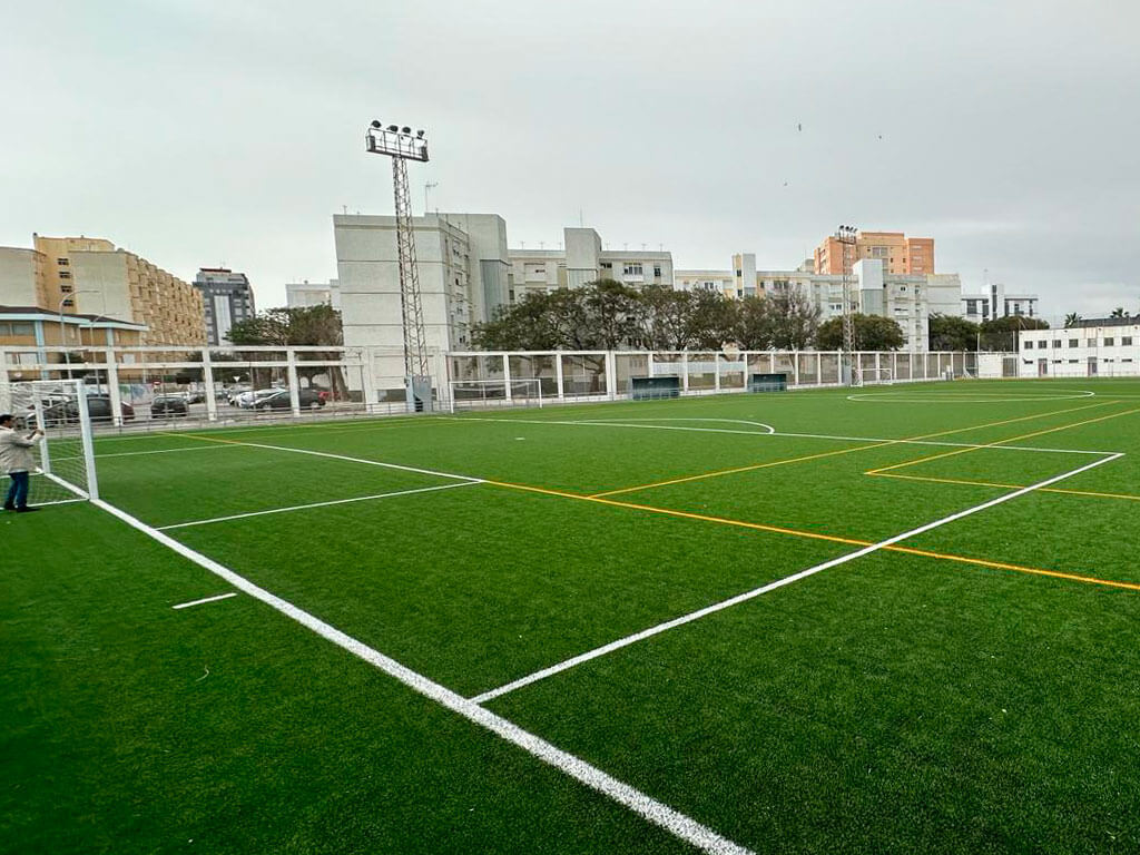 Obras de sustitución de césped en campo de fútbol Pedro Fernández en Cádiz. Image