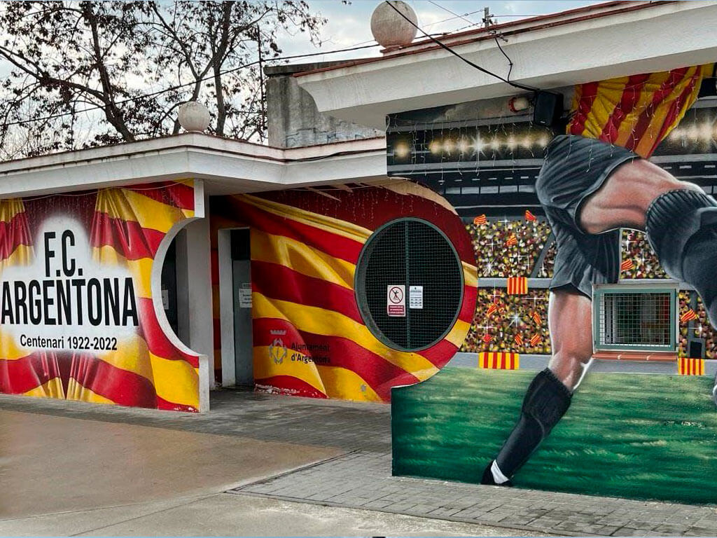 Instalación de la iluminación del campo del Argentona Fútbol Club de Barcelona. Image