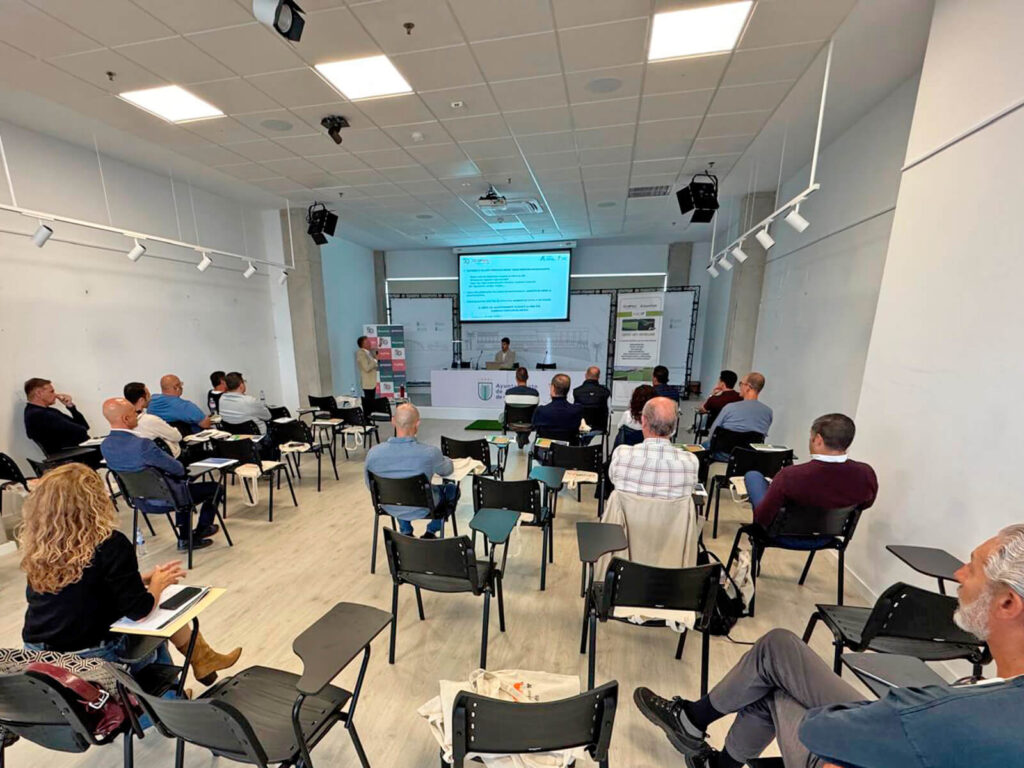 Se trataron varios temas de actualidad en el sector del césped artificial. OPSA aportó su punto de vista experto sobre los nuevos sistemas compatibles con la ley europea de microplásticos y las alternativas sostenible a los rellenos de rendimiento