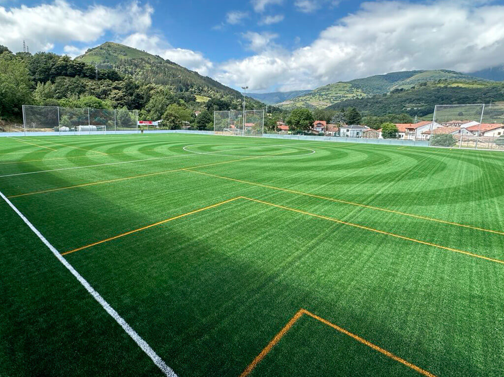 Césped artificial para el campo de fútbol Alpedre de la S.D. Torina de Bárcena de Pie de Concha en Cantabria Image