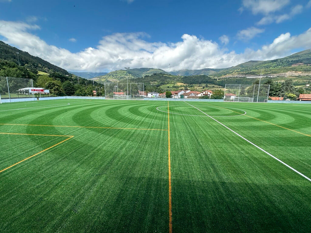 Césped artificial para el campo de fútbol Alpedre de la S.D. Torina de Bárcena de Pie de Concha en Cantabria Image