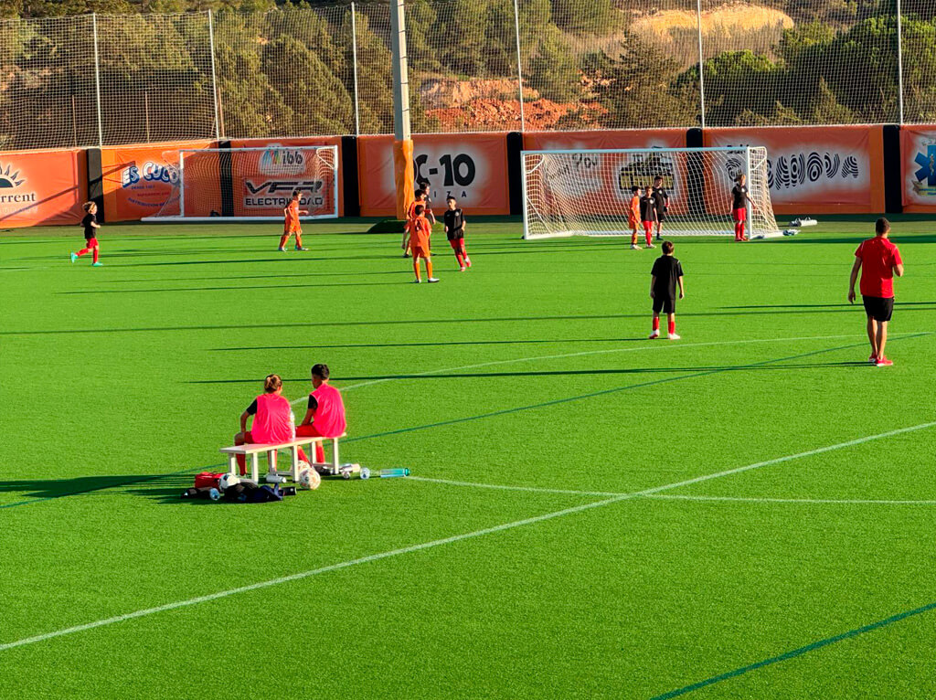 Presentación del campo de fútbol municipal del Ayuntamiento de Sant Josep de Sa Talaia en las islas Baleares en el que OPSA ha instalado el innovador césped artificial PURE PT sin relleno.