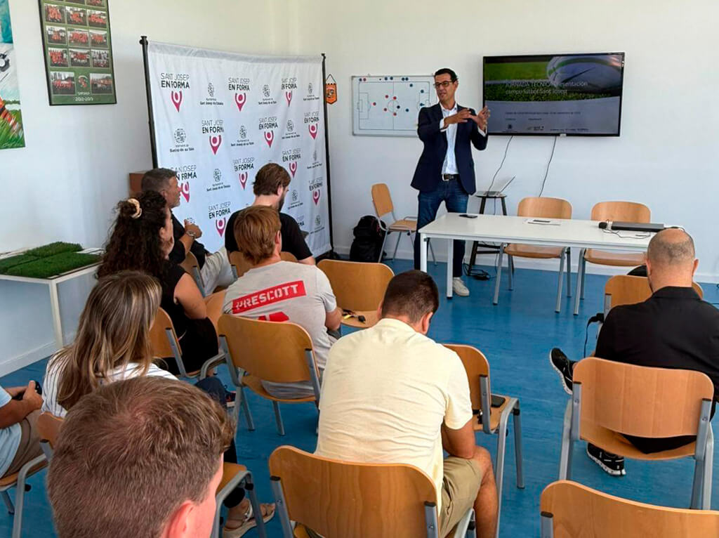 Presentación del campo de fútbol municipal del Ayuntamiento de Sant Josep de Sa Talaia en las islas Baleares Image