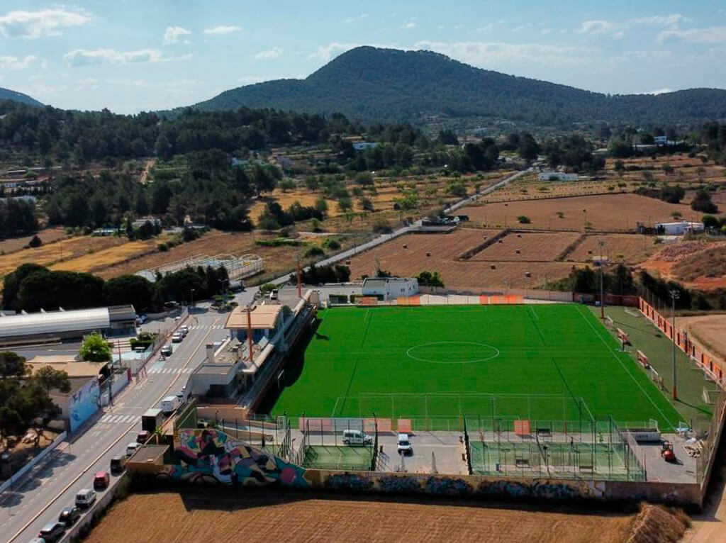 Presentación del campo de fútbol municipal del Ayuntamiento de Sant Josep de Sa Talaia en las islas Baleares Image